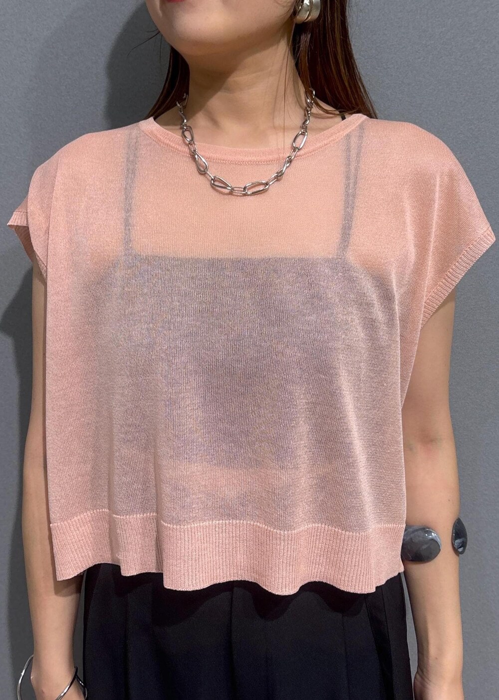 ベージュ系のショルダーバッグ、ブラック系のサンダル、ブラック系のキャミソールを着用したレディースの夏コーディネートの4枚目の写真