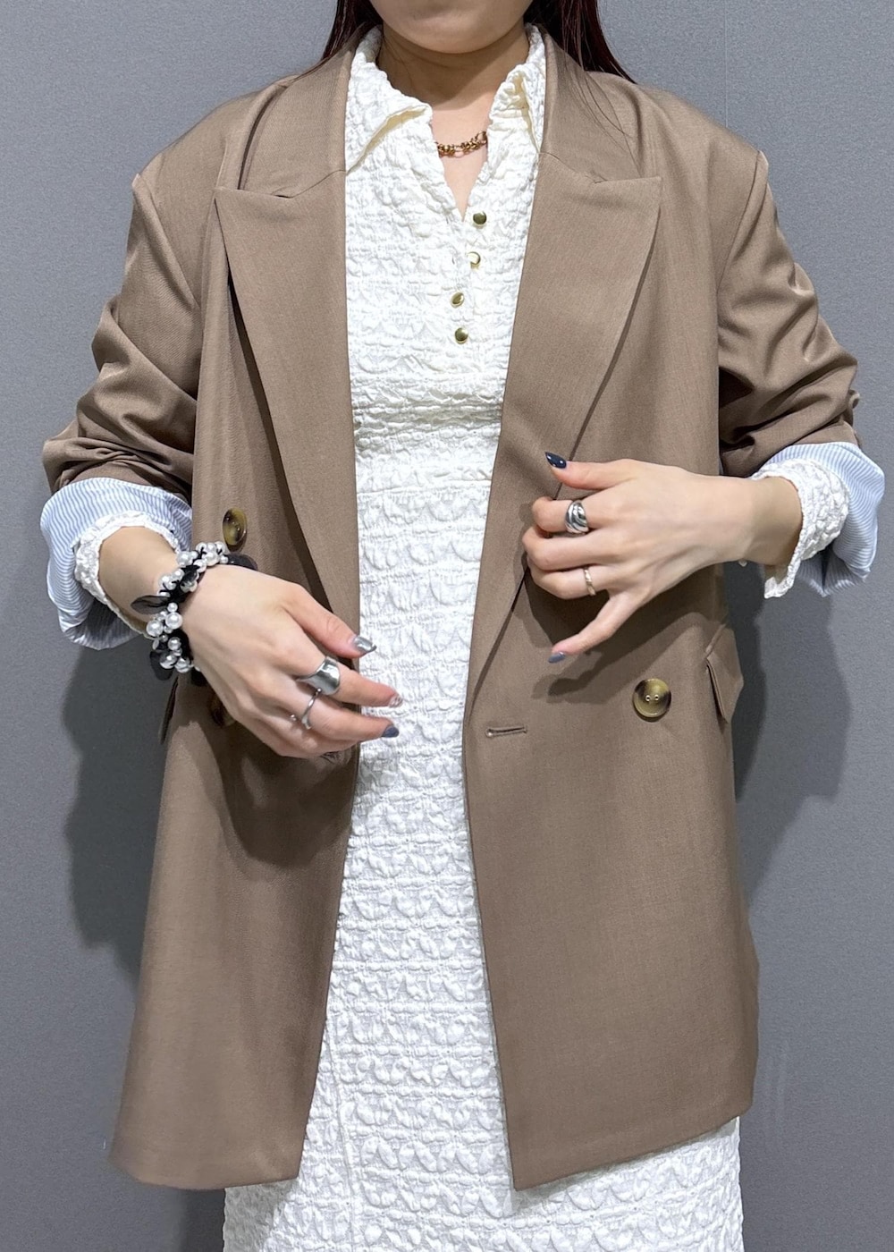 ブルー系のその他パンツ、イエロー系のショルダーバッグ、ブラック系のパンプスを着用したレディースの春コーディネートの4枚目の写真