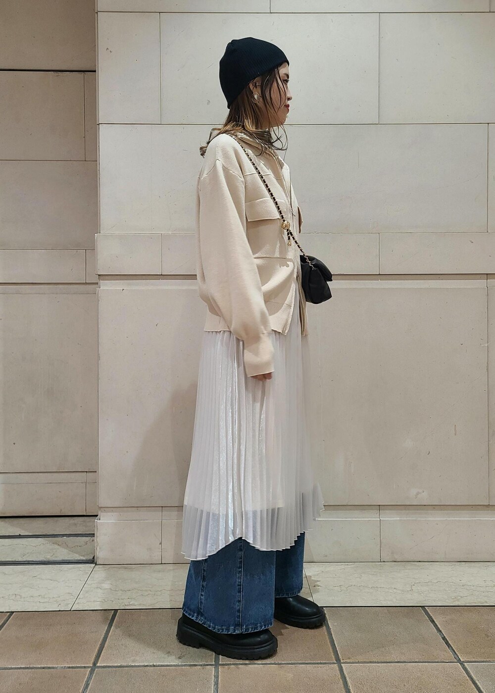 ホワイト系のTシャツ/カットソー、ホワイト系のカーディガン/ボレロ、ブルー系のデニムパンツを着用したレディースの冬コーディネートの2枚目の写真