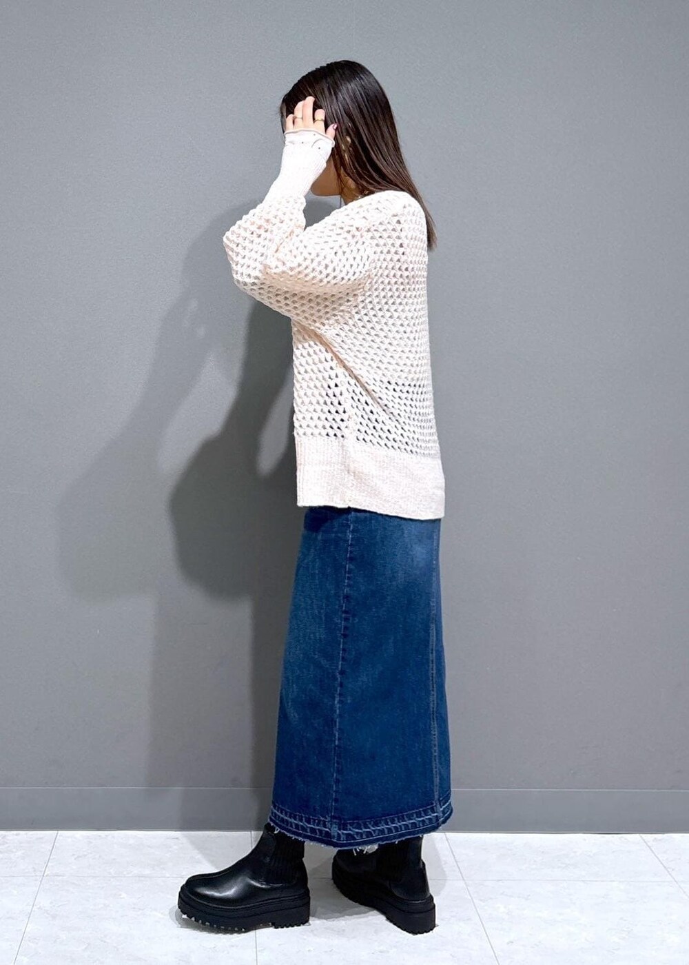 ブラック系のブーツ、ホワイト系のTシャツ/カットソー、ピンク系のニット/セーターを着用したレディースの冬コーディネートの3枚目の写真