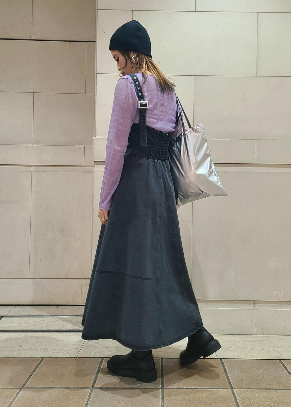 パープル系のTシャツ/カットソー、ブラック系のワンピース、シルバー系のトートバッグを着用したレディースの冬コーディネートの3枚目の写真