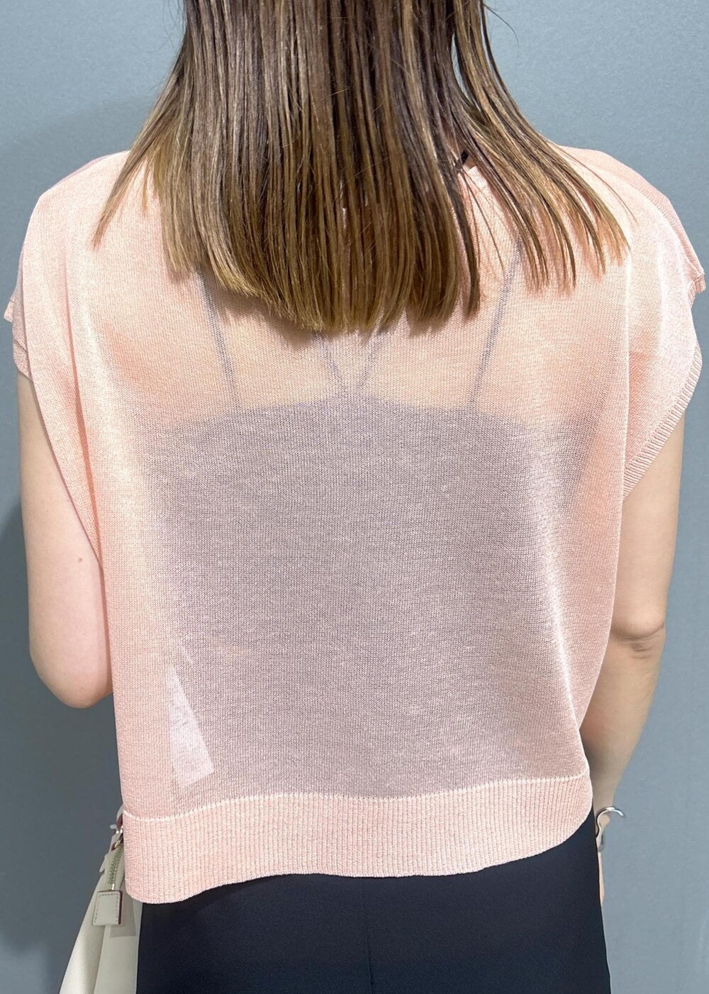 ベージュ系のショルダーバッグ、ブラック系のサンダル、ブラック系のキャミソールを着用したレディースの夏コーディネートの5枚目の写真