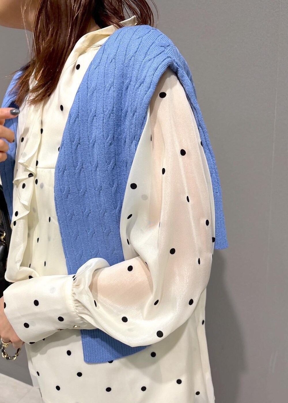 ブルー系のデニムパンツ、ホワイト系のブーツ、ベージュ系のシャツ/ブラウスを着用したレディースの冬コーディネートの5枚目の写真