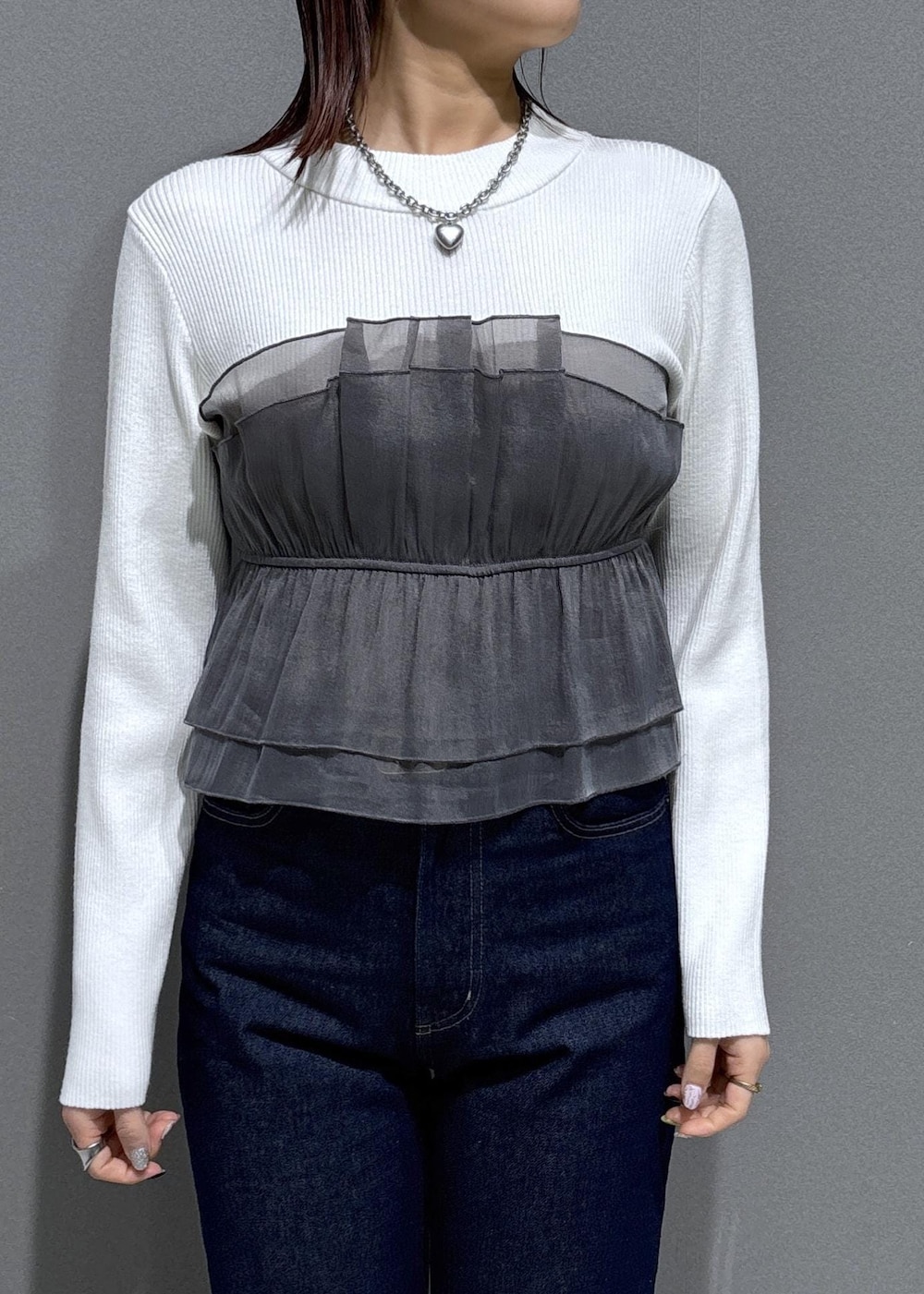 ベージュ系のローファー、シルバー系のトートバッグ、ホワイト系のニット/セーターを着用したレディースの冬コーディネートの5枚目の写真