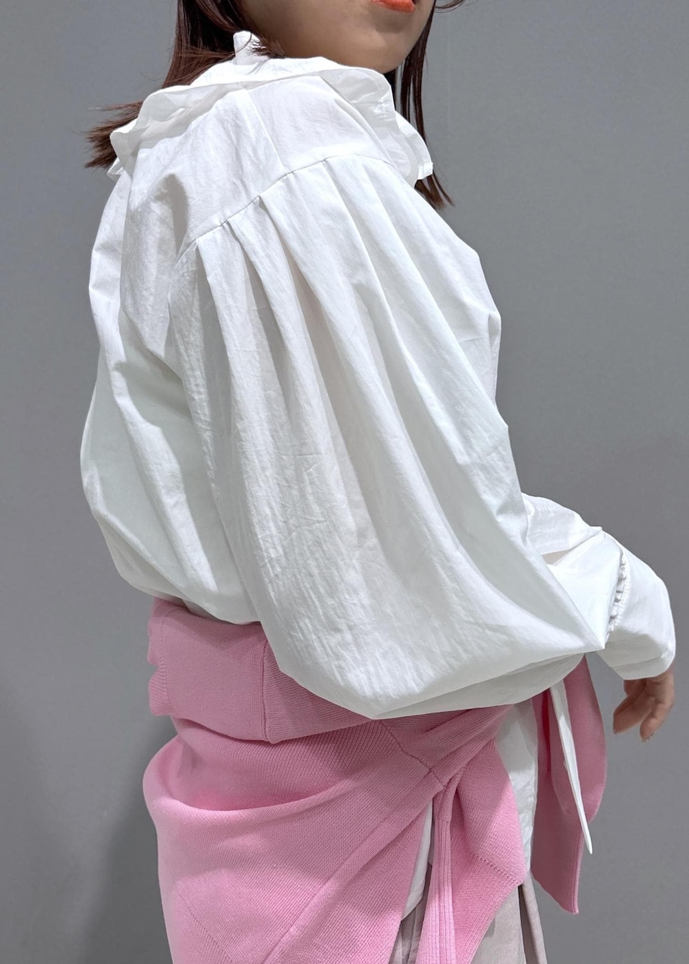 ブラック系のショルダーバッグ、ブラック系のローファー、ピンク系のカーディガン/ボレロを着用したレディースの春コーディネートの9枚目の写真