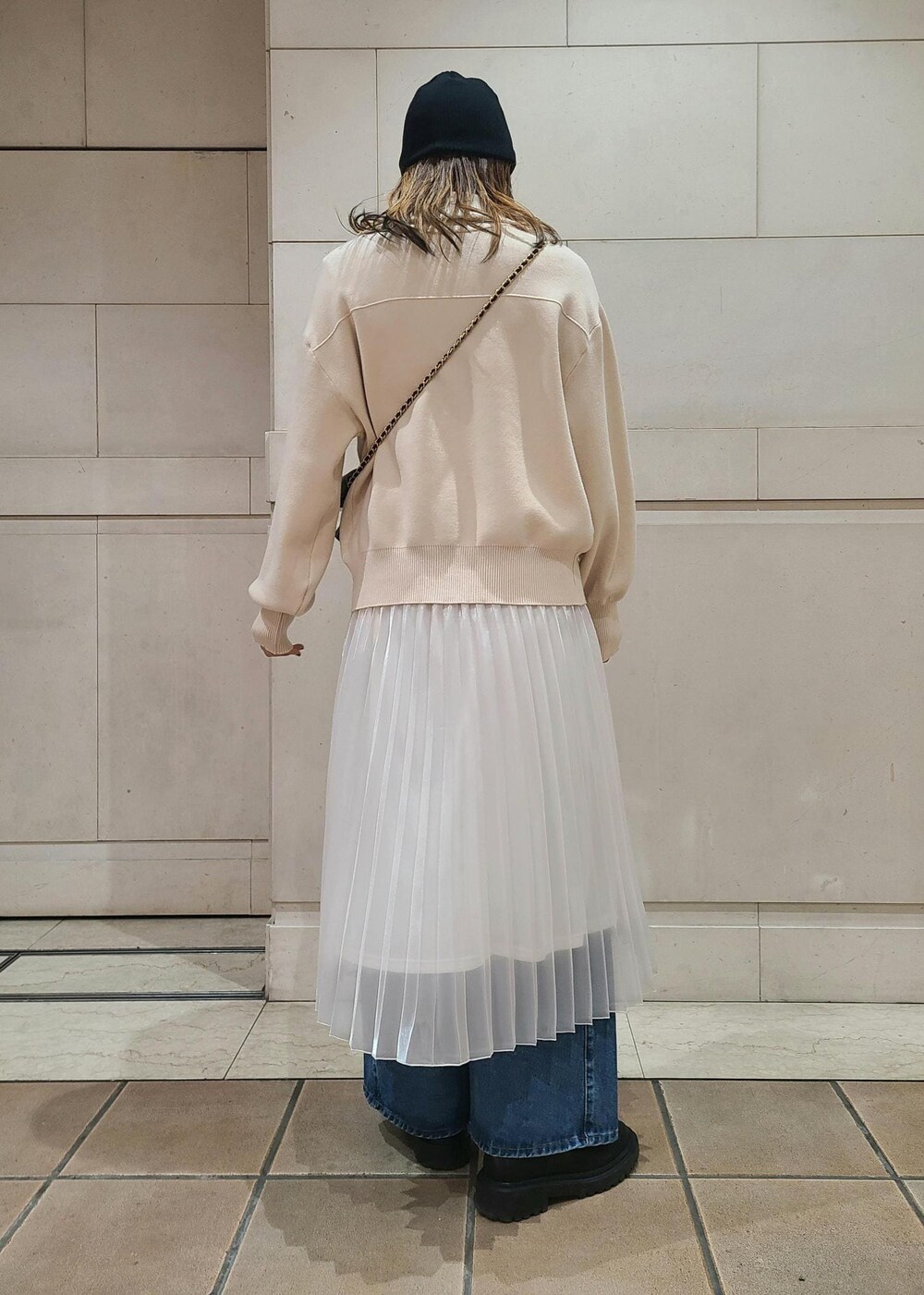 ホワイト系のTシャツ/カットソー、ホワイト系のカーディガン/ボレロ、ブルー系のデニムパンツを着用したレディースの冬コーディネートの3枚目の写真