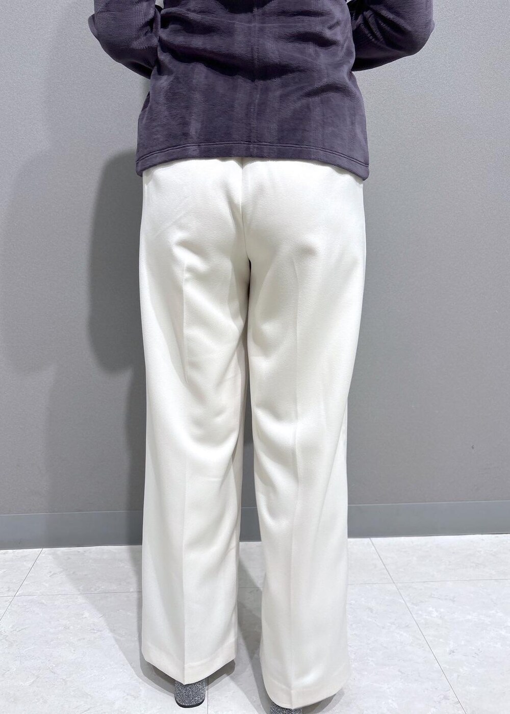 シルバー系のブーツ、グレー系のキャミソール、グレー系のカーディガン/ボレロを着用したレディースの冬コーディネートの10枚目の写真