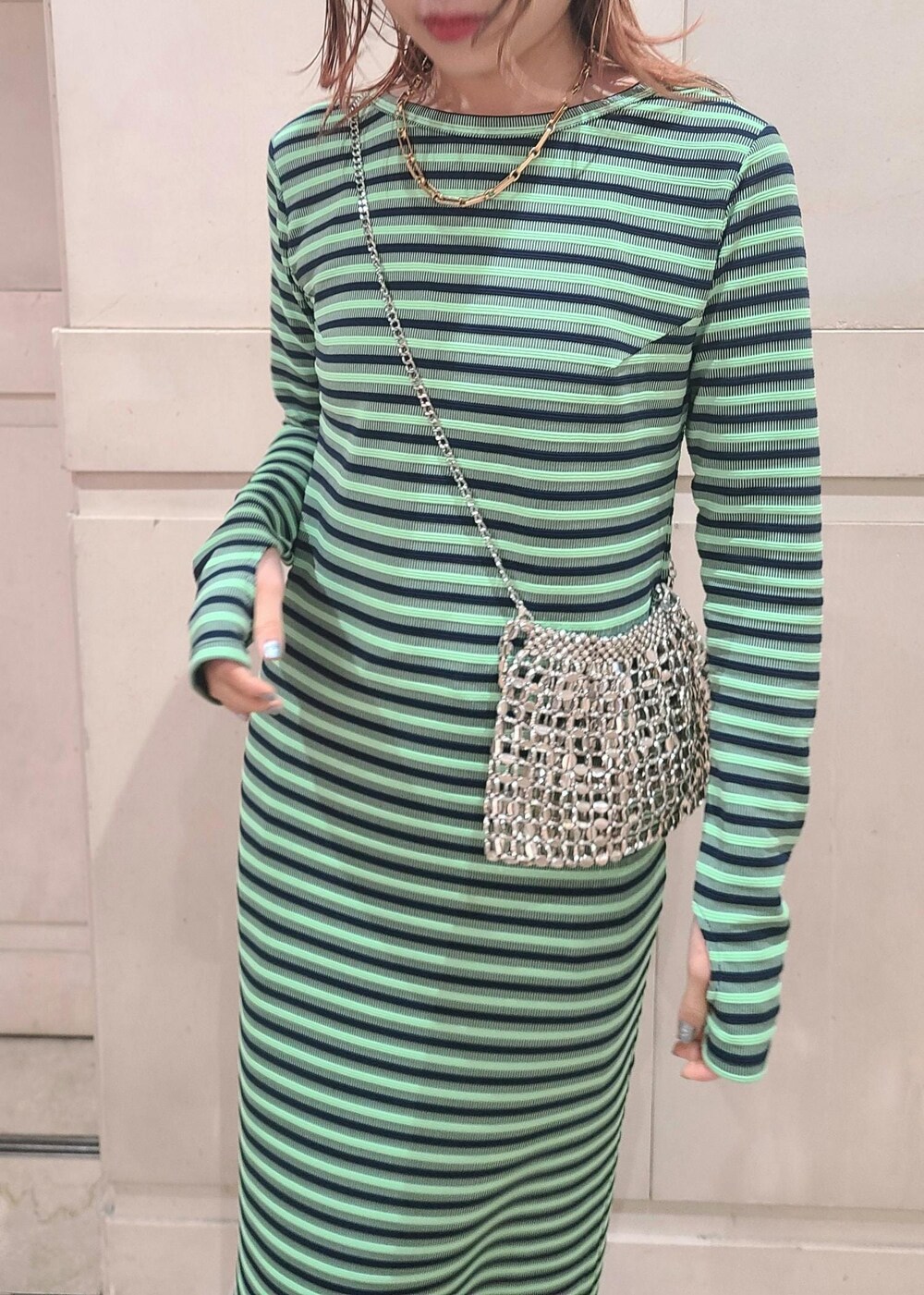 ホワイト系のデニムジャケット、シルバー系のショルダーバッグ、ホワイト系のスカートを着用したレディースの冬コーディネートの3枚目の写真