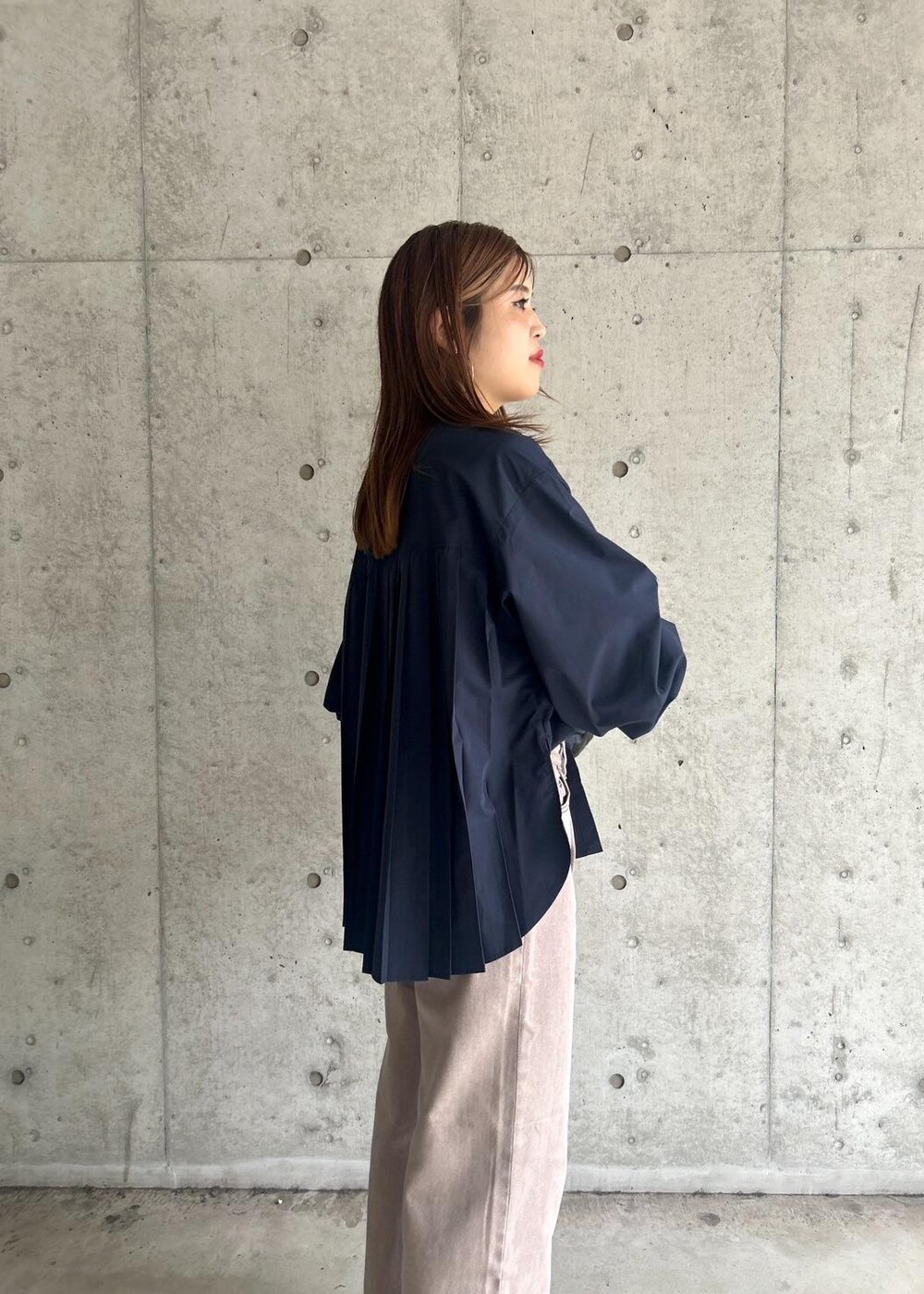 ブルー系のシャツ/ブラウス、ブラック系のハンドバッグ、その他のサンダルを着用したレディースの夏コーディネートの4枚目の写真