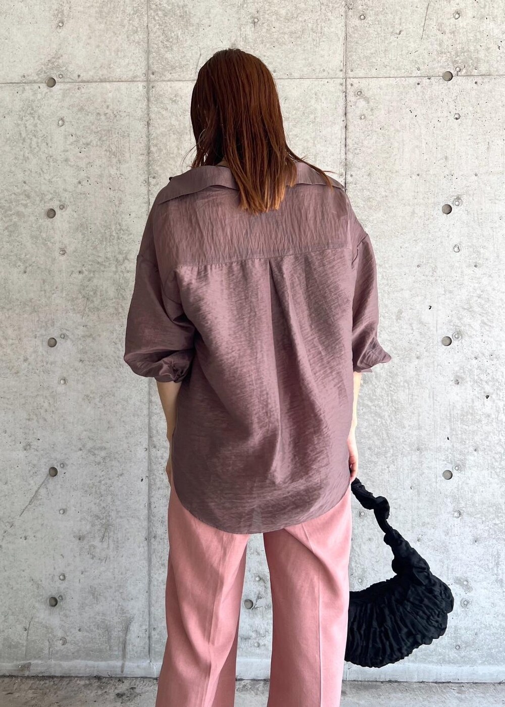 その他のキャミソール、ピンク系のスラックス、ブラック系のバレエシューズを着用したレディースの夏コーディネートの7枚目の写真