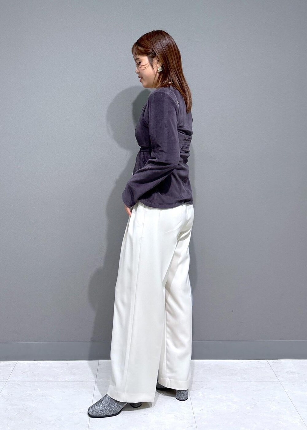 シルバー系のブーツ、グレー系のキャミソール、グレー系のカーディガン/ボレロを着用したレディースの冬コーディネートの2枚目の写真