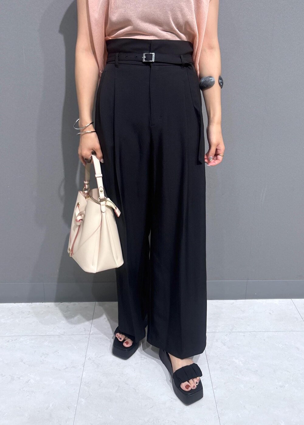 ベージュ系のショルダーバッグ、ブラック系のサンダル、ブラック系のキャミソールを着用したレディースの夏コーディネートの6枚目の写真