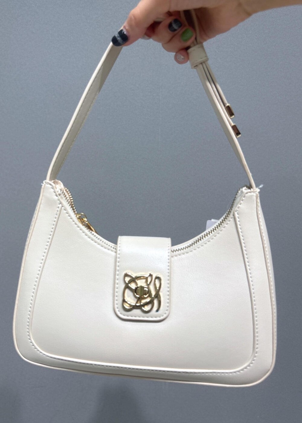 グレー系のタンクトップ、ブルー系のデニムパンツ、ホワイト系のショルダーバッグを着用したレディースの夏コーディネートの8枚目の写真