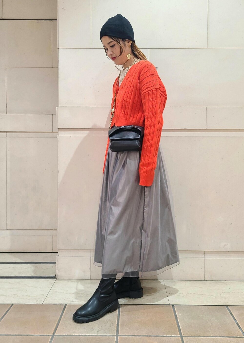 ホワイト系のTシャツ/カットソー、グレー系のワンピース、ブラック系のショルダーバッグを着用したレディースの冬コーディネートの2枚目の写真