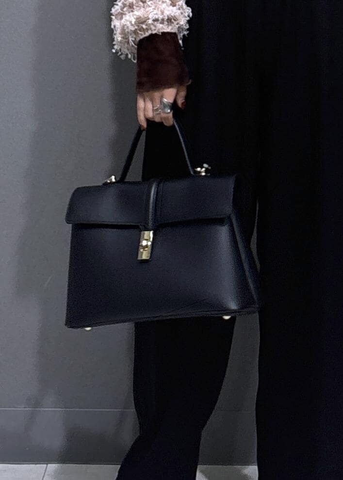 ブラック系のハンドバッグ、ブラック系のローファー、ブラウン系のTシャツ/カットソーを着用したレディースの秋コーディネートの8枚目の写真