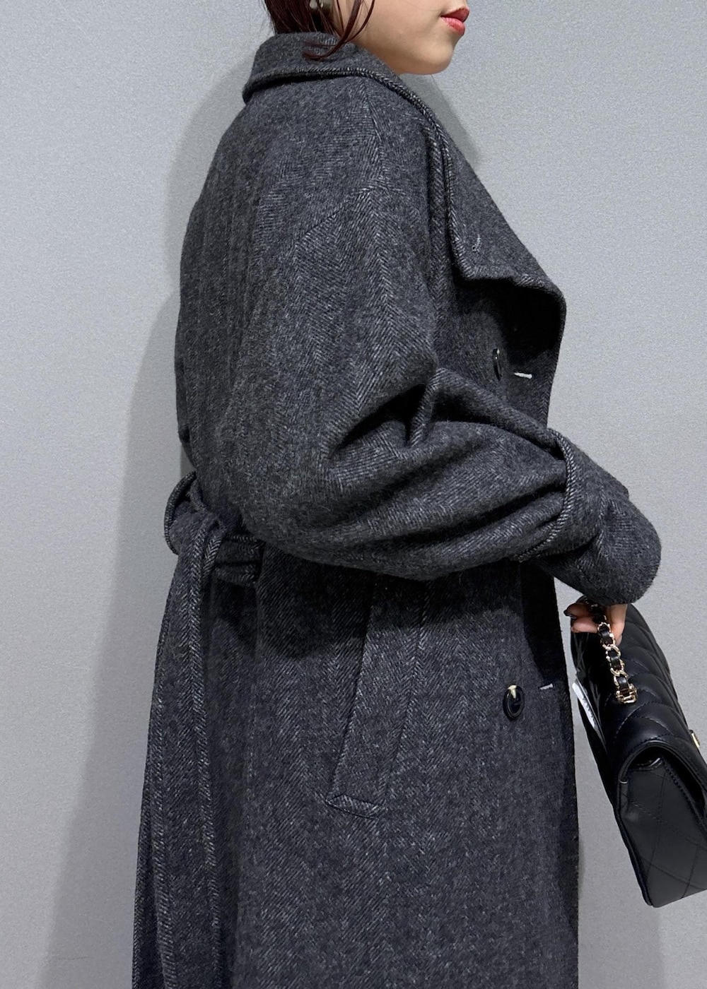 ブラウン系のスラックス、ブラウン系のブーツ、グレー系のその他アウターを着用したレディースの冬コーディネートの10枚目の写真