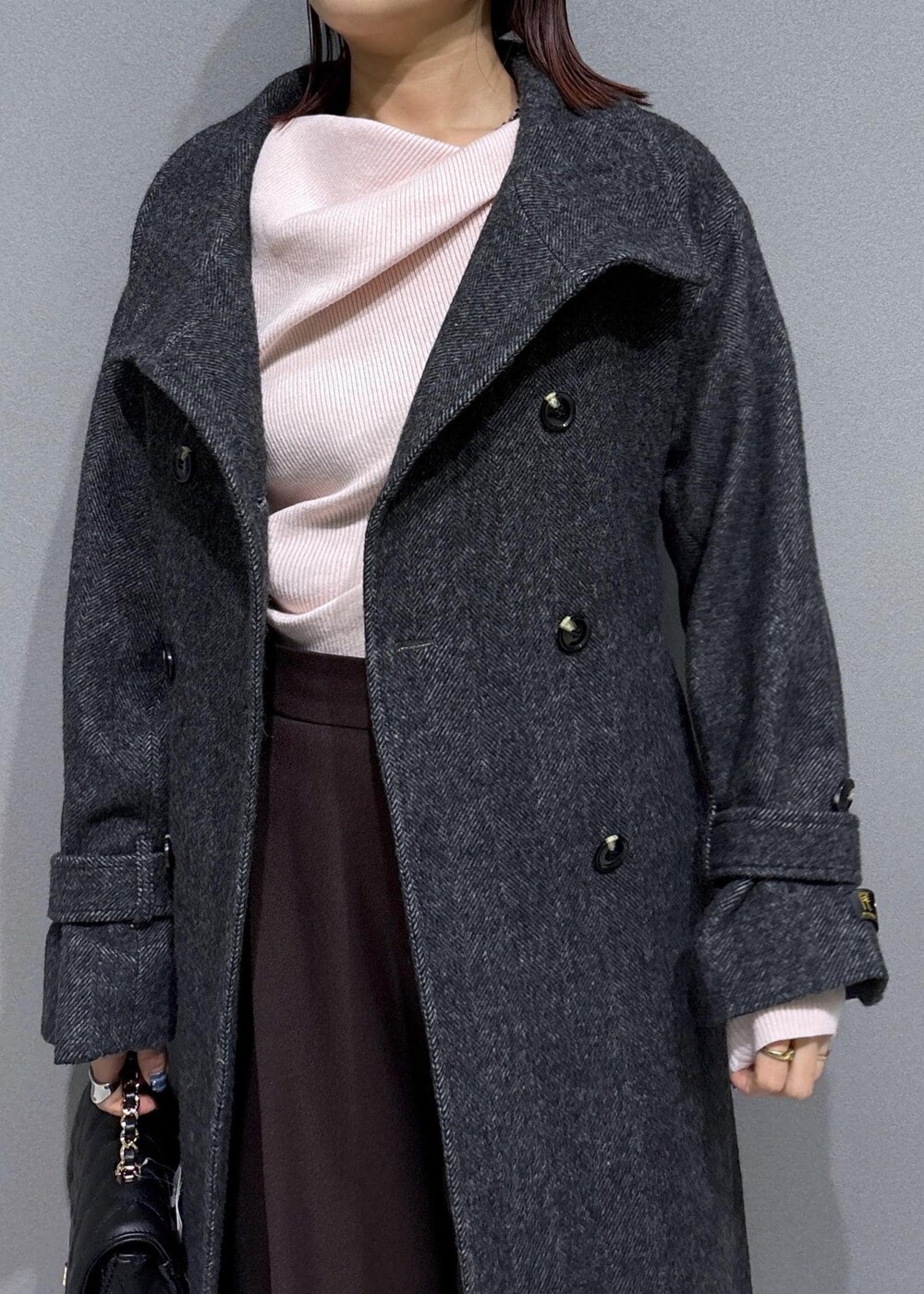 ブラウン系のスラックス、ブラウン系のブーツ、グレー系のその他アウターを着用したレディースの冬コーディネートの7枚目の写真