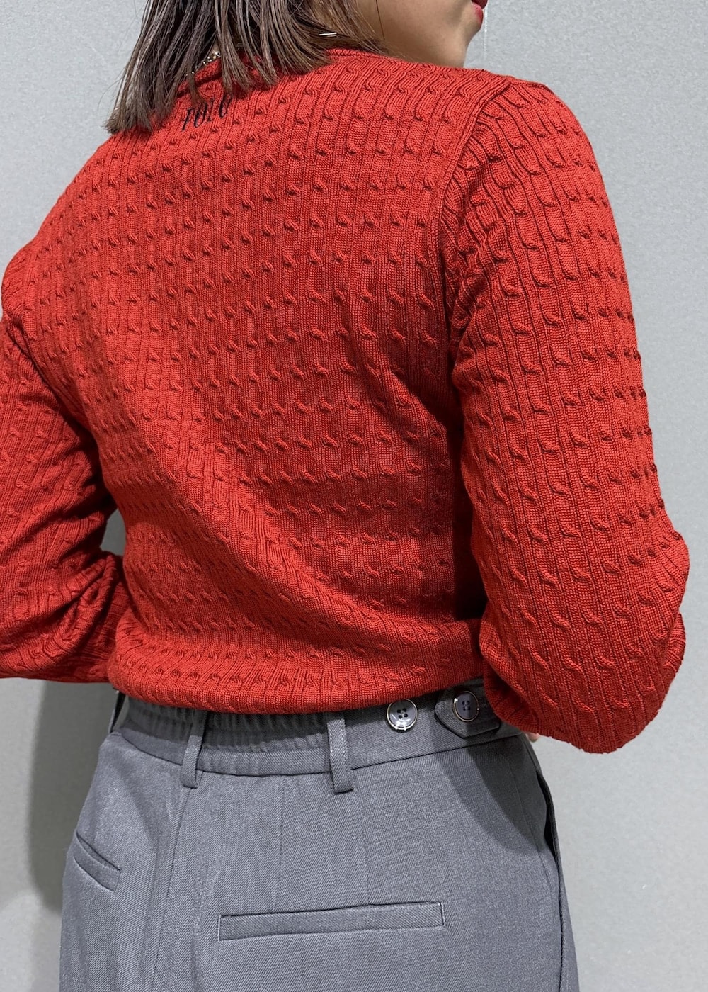 グレー系のスラックス、グレー系のテーラードジャケット、ブラック系のローファーを着用したレディースの秋コーディネートの9枚目の写真