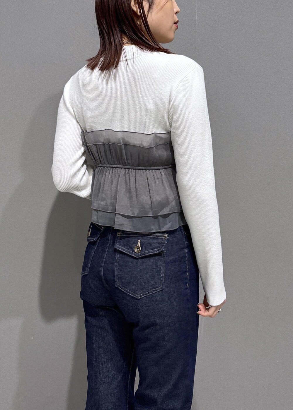 ベージュ系のローファー、シルバー系のトートバッグ、ホワイト系のニット/セーターを着用したレディースの冬コーディネートの7枚目の写真