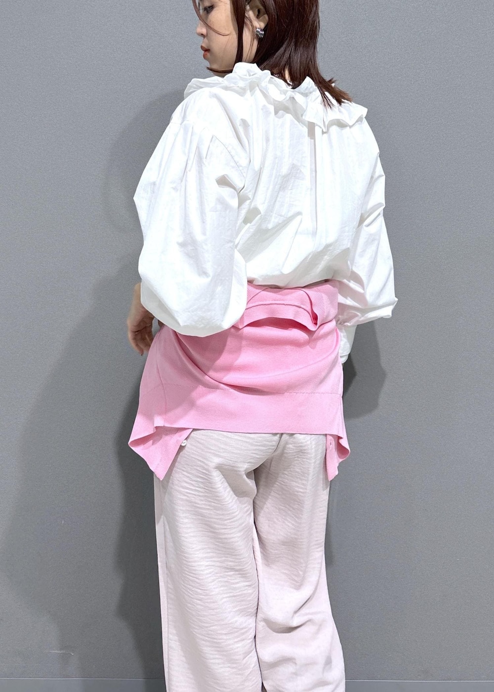 ブラック系のショルダーバッグ、ブラック系のローファー、ピンク系のカーディガン/ボレロを着用したレディースの春コーディネートの7枚目の写真