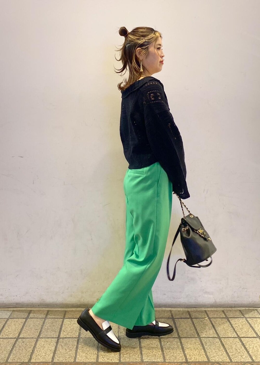 ブラック系のローファー、ブラック系のカーディガン/ボレロ、グリーン系のスラックスを着用したレディースの春コーディネートの2枚目の写真