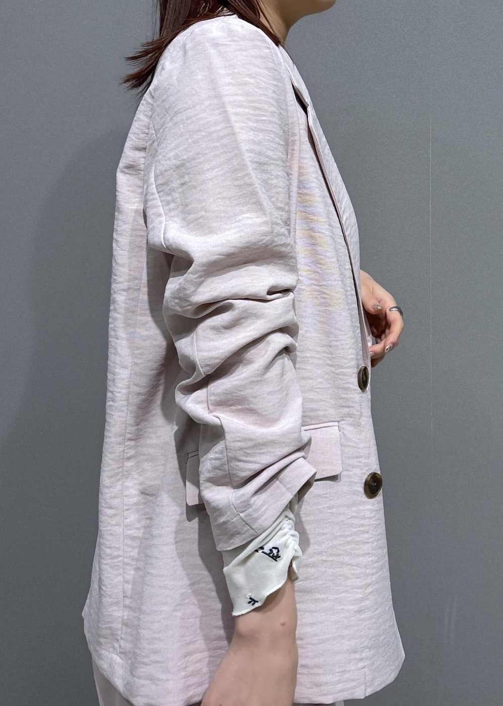 ブラック系のショルダーバッグ、ブラック系のローファー、ホワイト系のカーディガン/ボレロを着用したレディースの春コーディネートの7枚目の写真