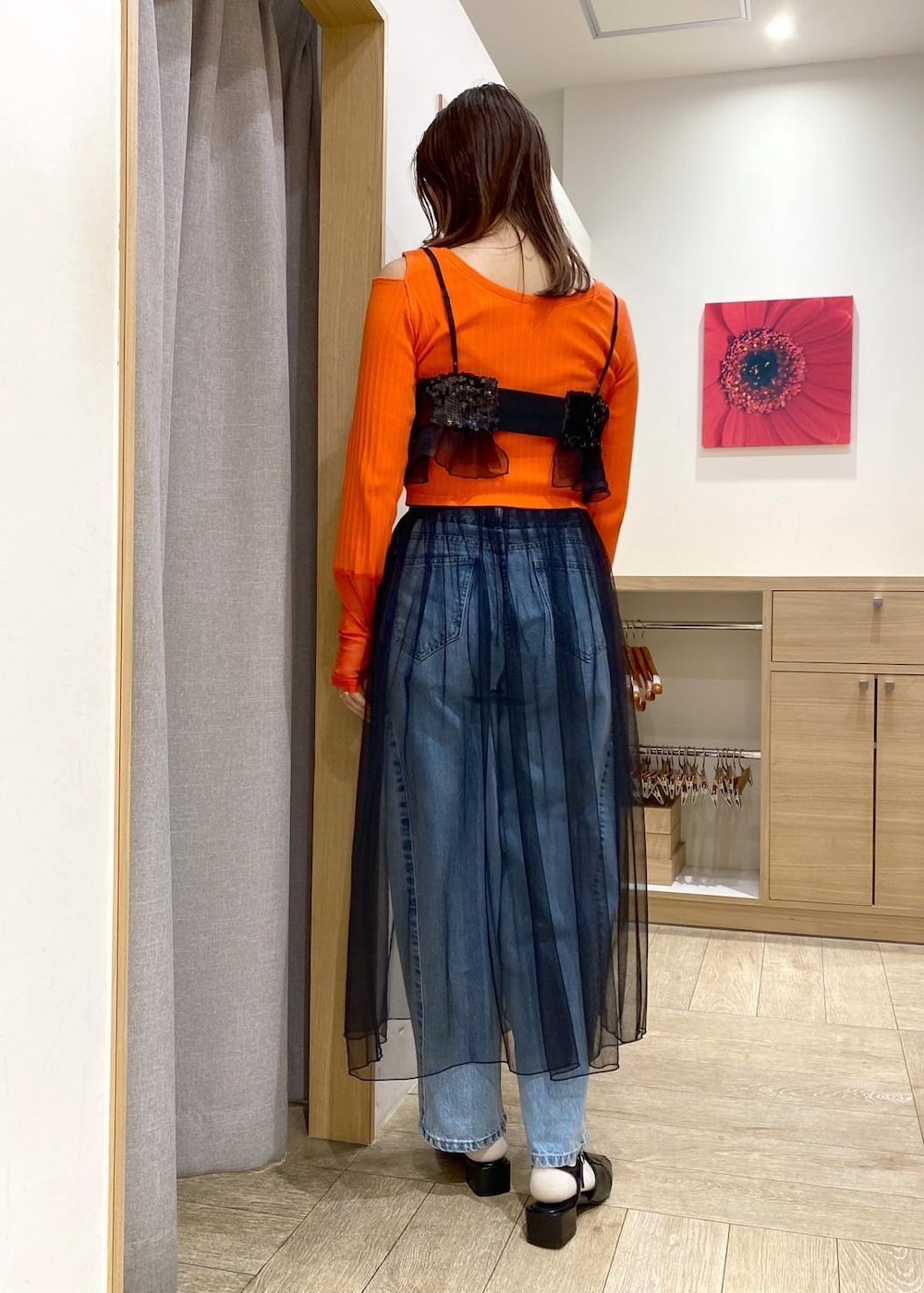 ブルー系のハンドバッグ、ブラック系のサンダル、ブラック系のスカートを着用したレディースの春コーディネートの2枚目の写真