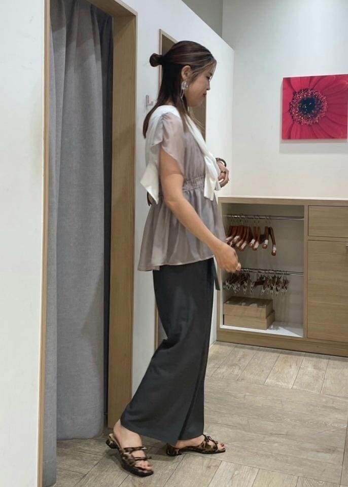 その他のサンダル、ホワイト系のカーディガン/ボレロ、ベージュ系のTシャツ/カットソーを着用したレディースの春コーディネートの2枚目の写真