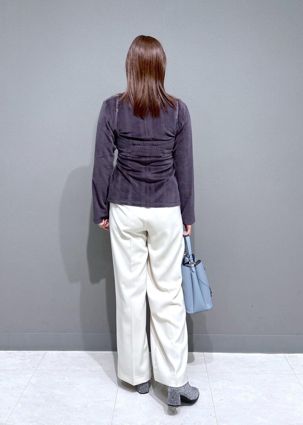 シルバー系のブーツ、グレー系のキャミソール、グレー系のカーディガン/ボレロを着用したレディースの冬コーディネートの3枚目の写真