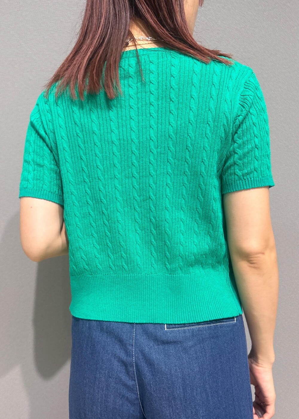 ブラウン系のショルダーバッグ、グレー系のタンクトップ、ブルー系のデニムパンツを着用したレディースの夏コーディネートの6枚目の写真