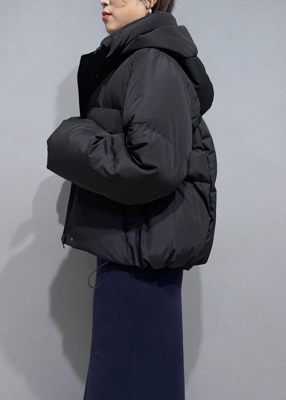 ブラウン系のショルダーバッグ、ブラウン系のブーツ、ブルー系のワンピースを着用したレディースの冬コーディネートの8枚目の写真