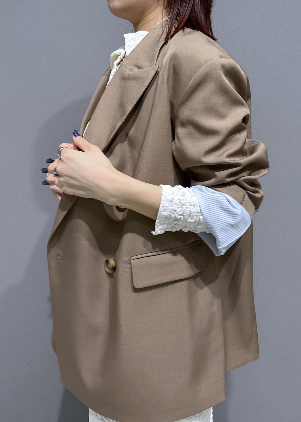 ブルー系のその他パンツ、イエロー系のショルダーバッグ、ブラック系のパンプスを着用したレディースの春コーディネートの5枚目の写真