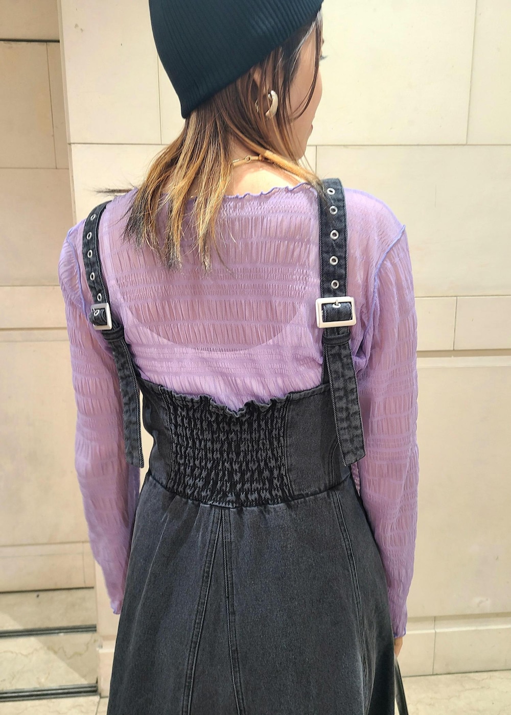 パープル系のTシャツ/カットソー、ブラック系のワンピース、シルバー系のトートバッグを着用したレディースの冬コーディネートの4枚目の写真