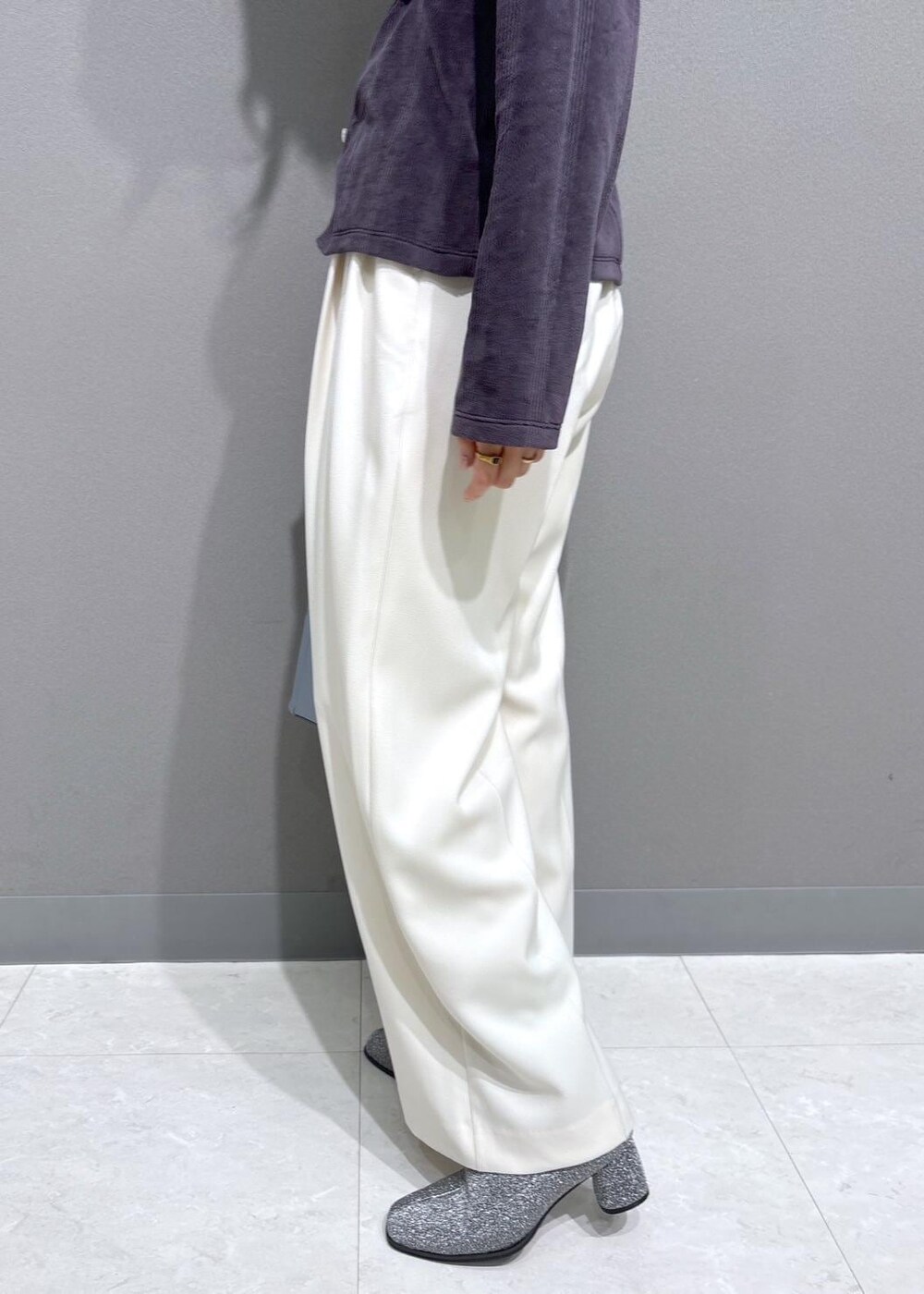 シルバー系のブーツ、グレー系のキャミソール、グレー系のカーディガン/ボレロを着用したレディースの冬コーディネートの9枚目の写真