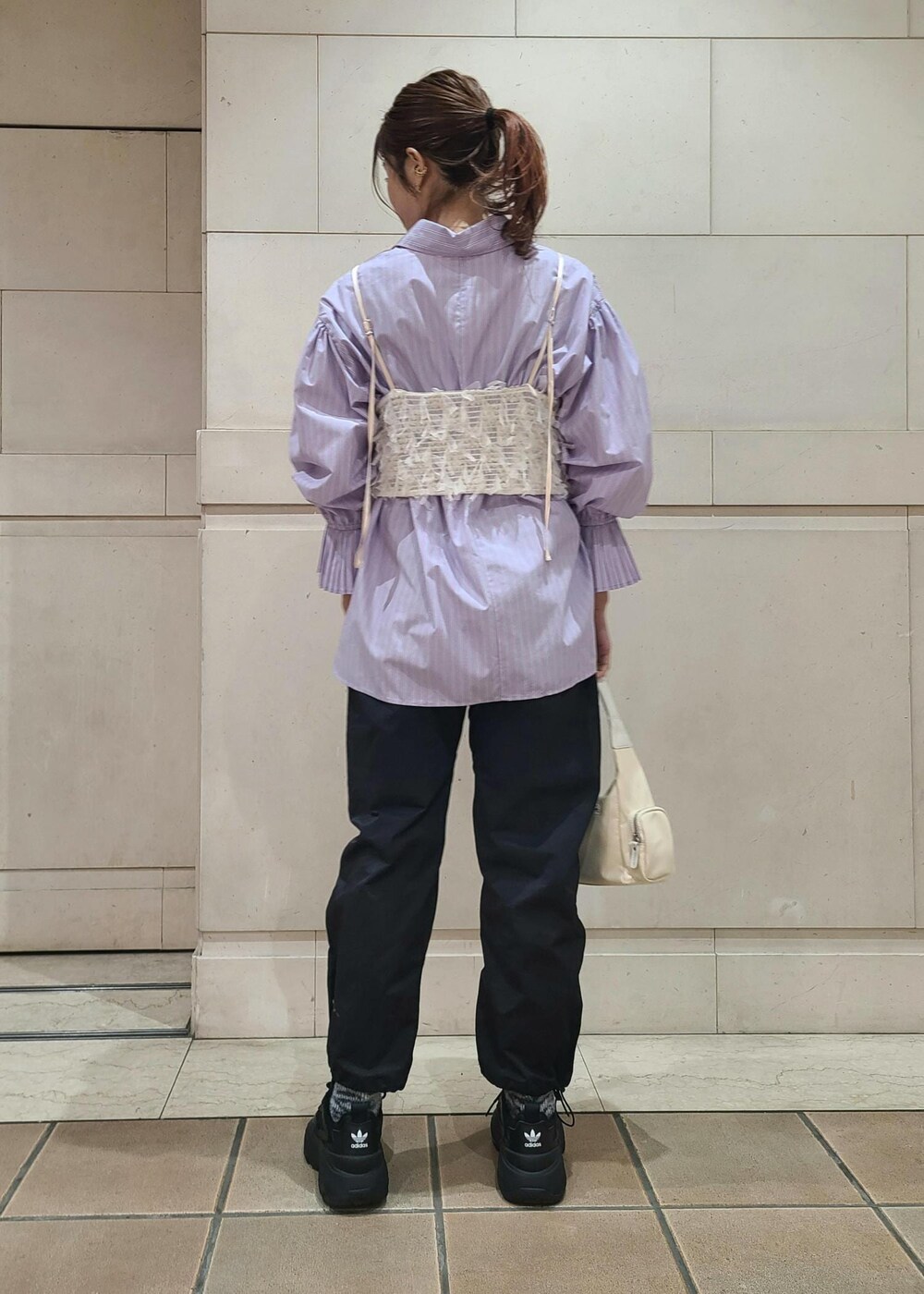 ホワイト系のキャミソール、パープル系のシャツ/ブラウス、ブラック系のカーゴパンツを着用したレディースの冬コーディネートの2枚目の写真