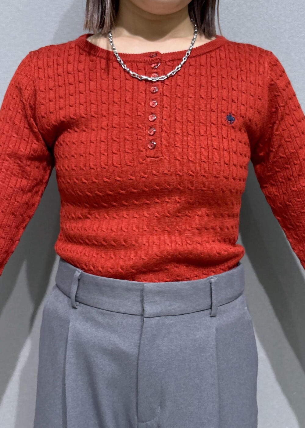 グレー系のスラックス、グレー系のテーラードジャケット、ブラック系のローファーを着用したレディースの秋コーディネートの7枚目の写真