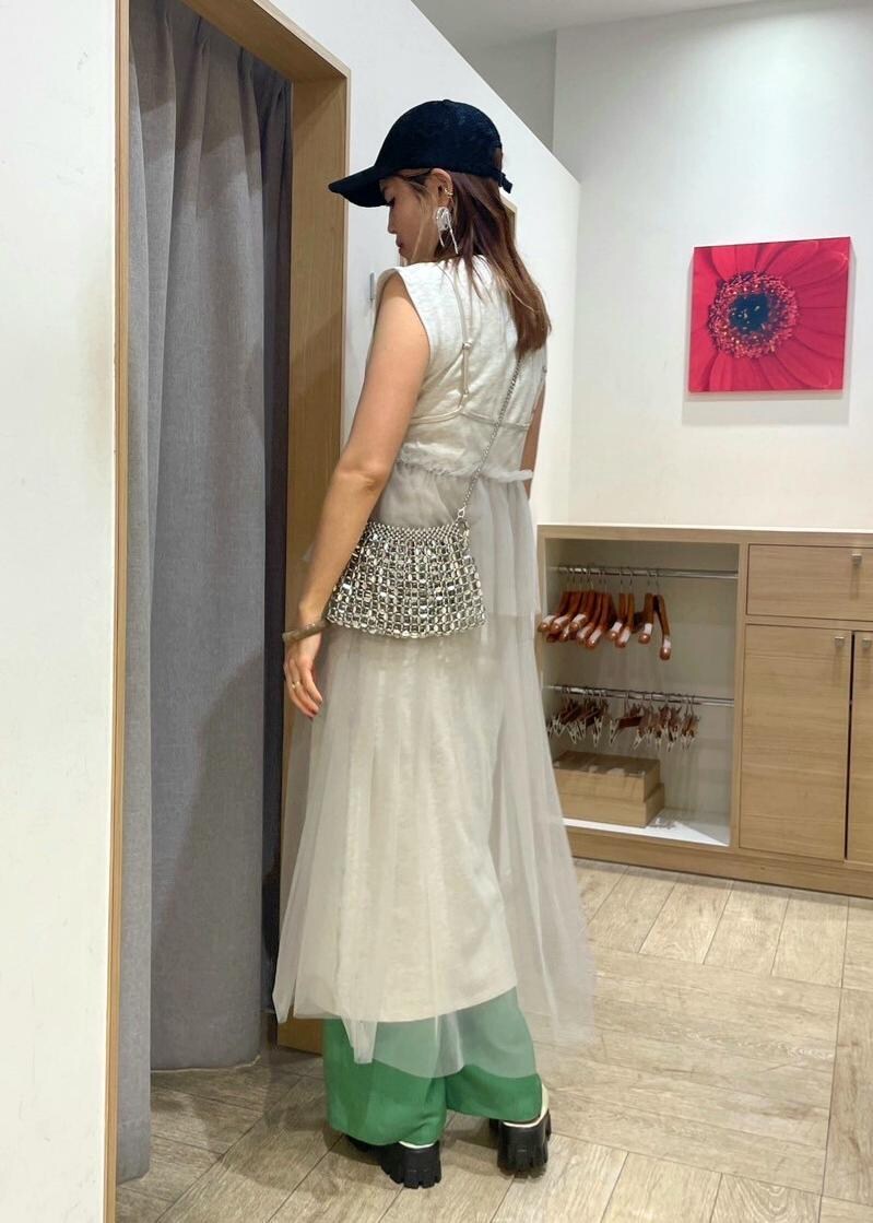 ホワイト系のサンダル、ホワイト系のワンピース、グリーン系のスラックスを着用したレディースの春コーディネートの2枚目の写真