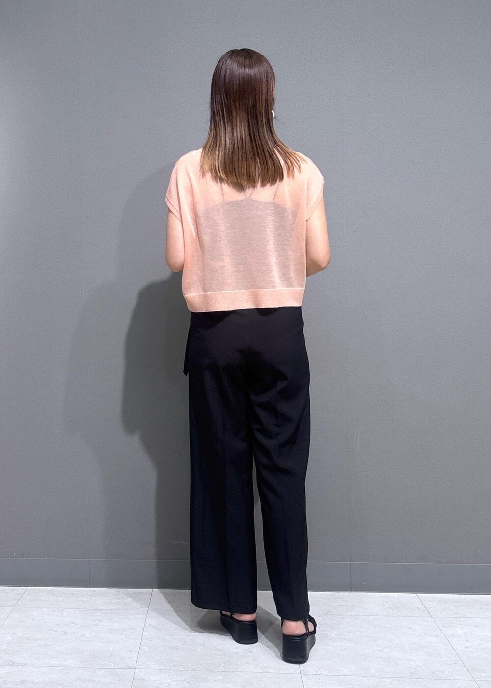 ベージュ系のショルダーバッグ、ブラック系のサンダル、ブラック系のキャミソールを着用したレディースの夏コーディネートの3枚目の写真