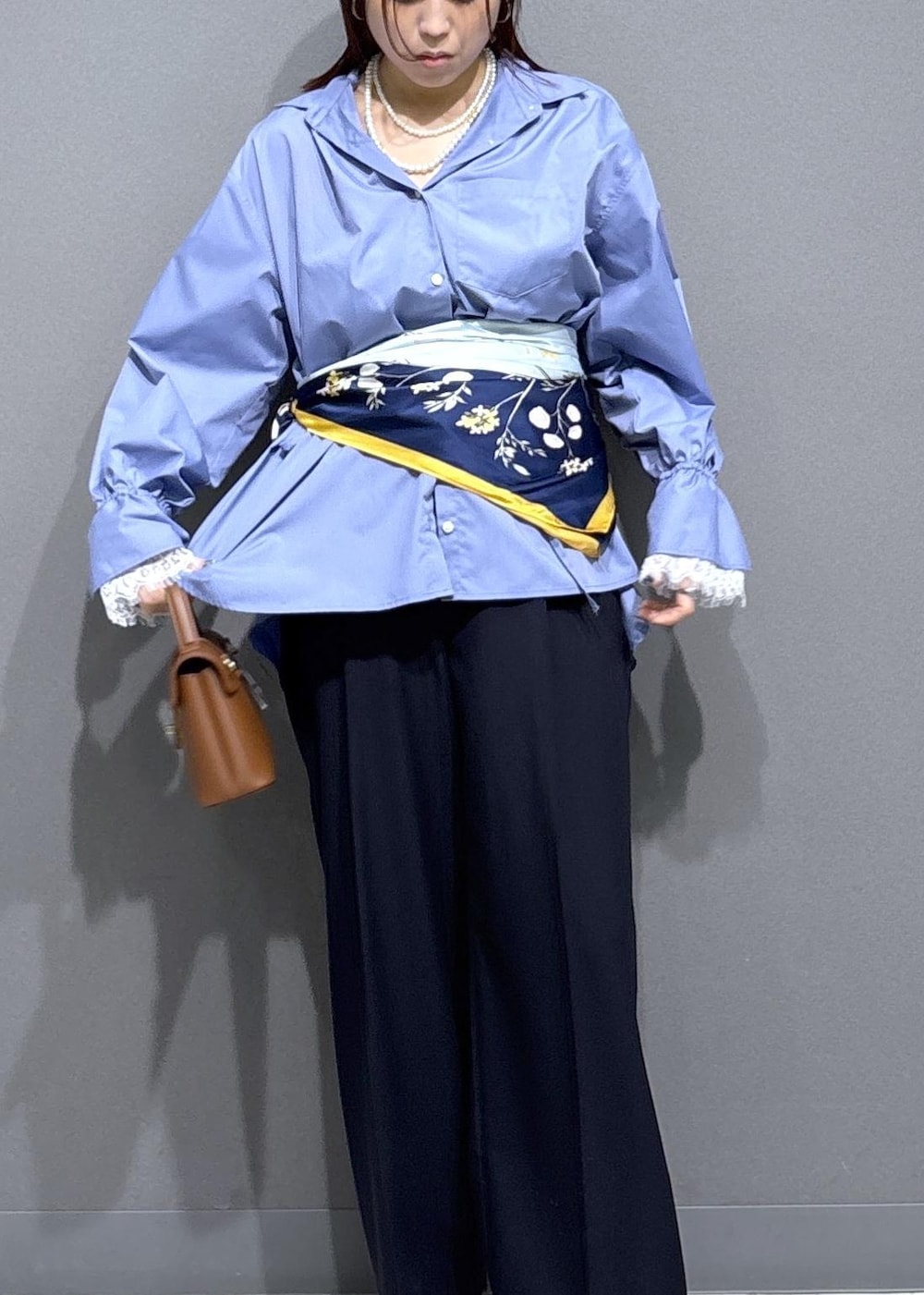 ブルー系のその他パンツ、ブラック系のローファー、イエロー系のショルダーバッグを着用したレディースの冬コーディネートの5枚目の写真