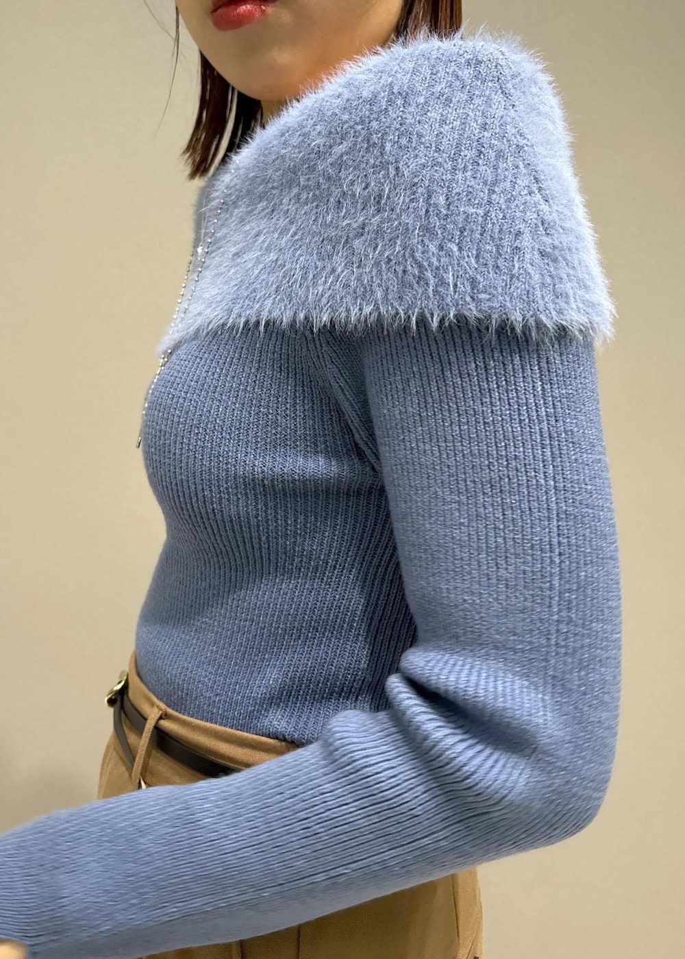 ブラック系のローファー、イエロー系のその他パンツ、ブラック系のトートバッグを着用したレディースの秋コーディネートの9枚目の写真