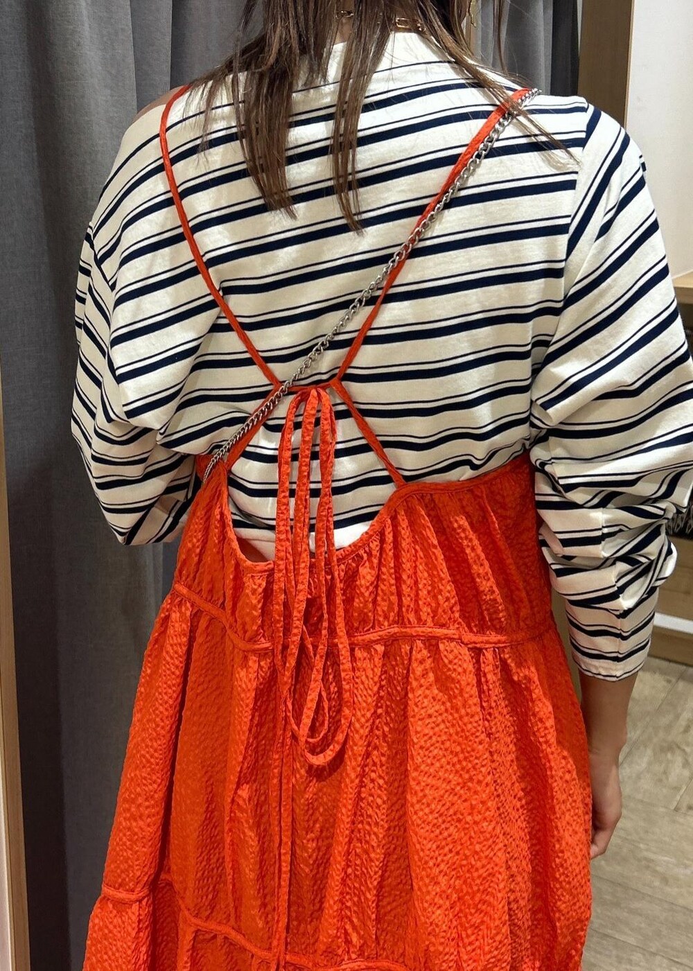 ホワイト系のその他シューズ、シルバー系のショルダーバッグ、ホワイト系のTシャツ/カットソーを着用したレディースの春コーディネートの2枚目の写真