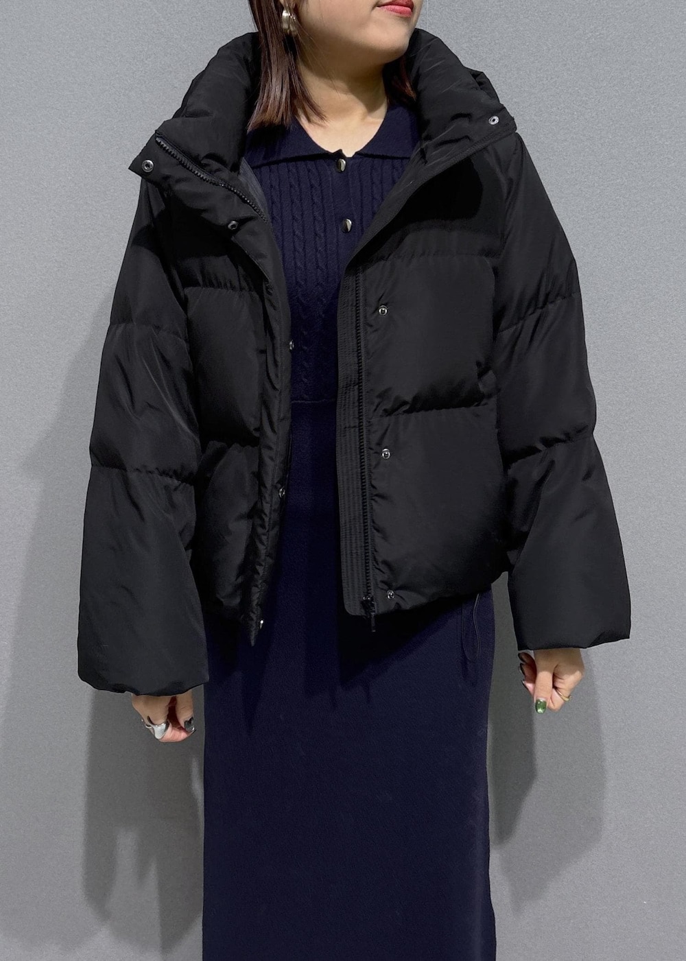 ブラウン系のショルダーバッグ、ブラウン系のブーツ、ブルー系のワンピースを着用したレディースの冬コーディネートの7枚目の写真