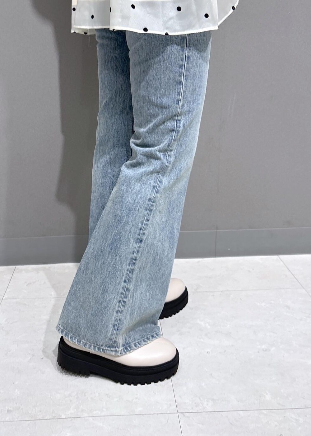 ブルー系のデニムパンツ、ホワイト系のブーツ、ベージュ系のシャツ/ブラウスを着用したレディースの冬コーディネートの9枚目の写真