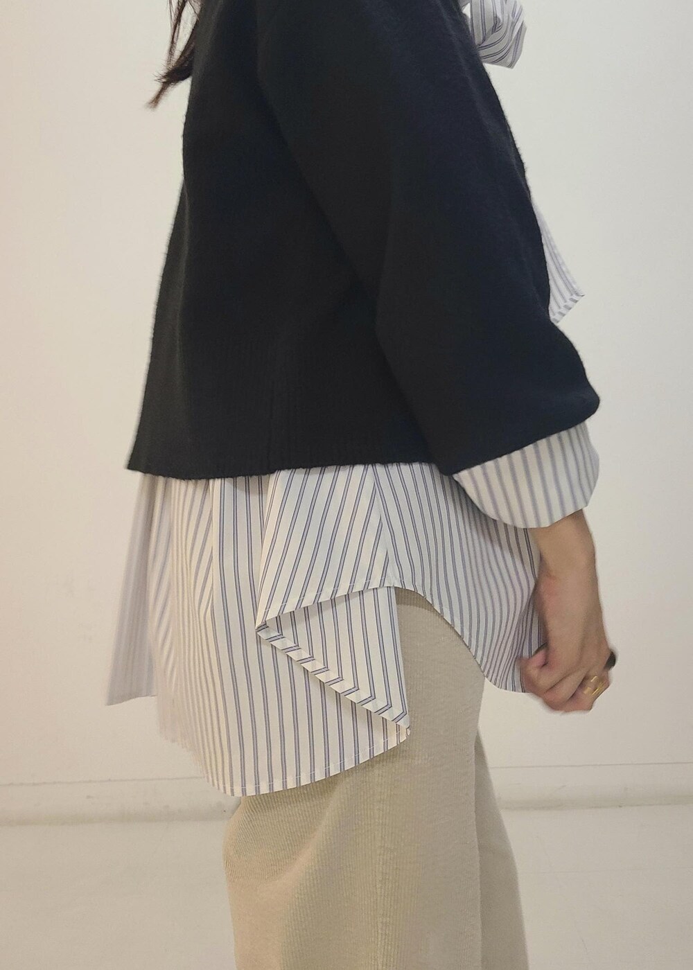 ブラック系のブーツ、グレー系のショルダーバッグ、ブラック系のカーディガン/ボレロを着用したレディースの秋コーディネートの7枚目の写真