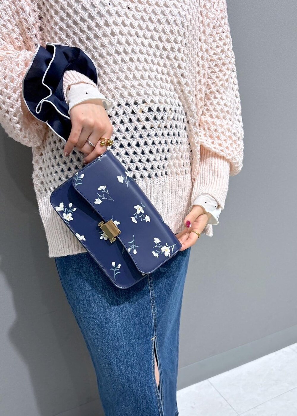 ブラック系のブーツ、ホワイト系のTシャツ/カットソー、ピンク系のニット/セーターを着用したレディースの冬コーディネートの6枚目の写真