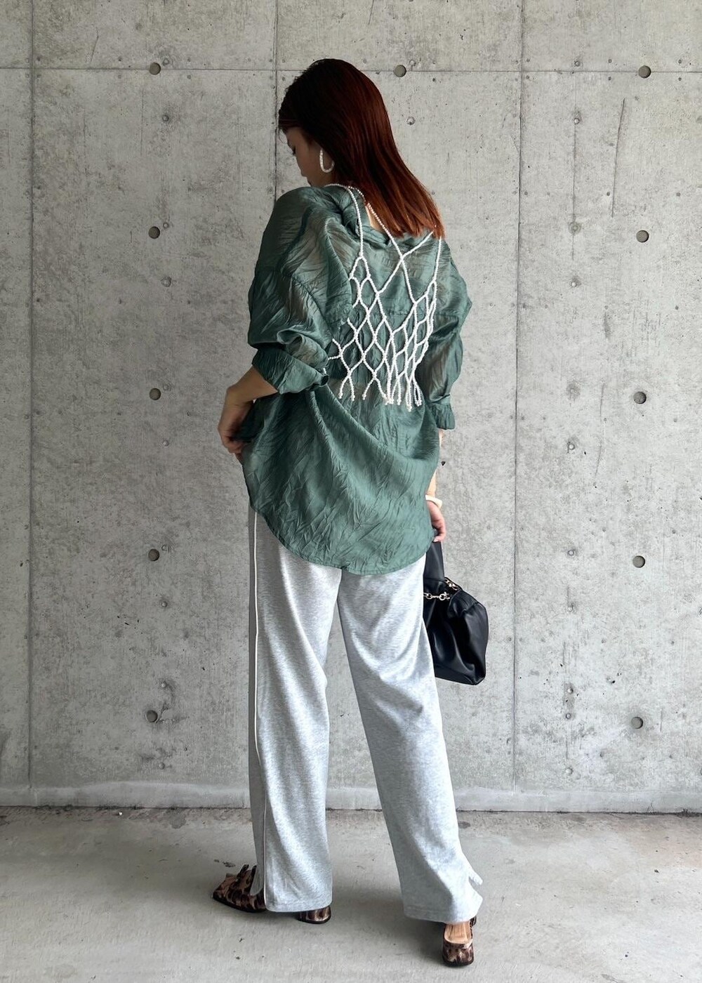 その他のサンダル、グリーン系のシャツ/ブラウス、ブラック系のハンドバッグを着用したレディースの夏コーディネートの3枚目の写真