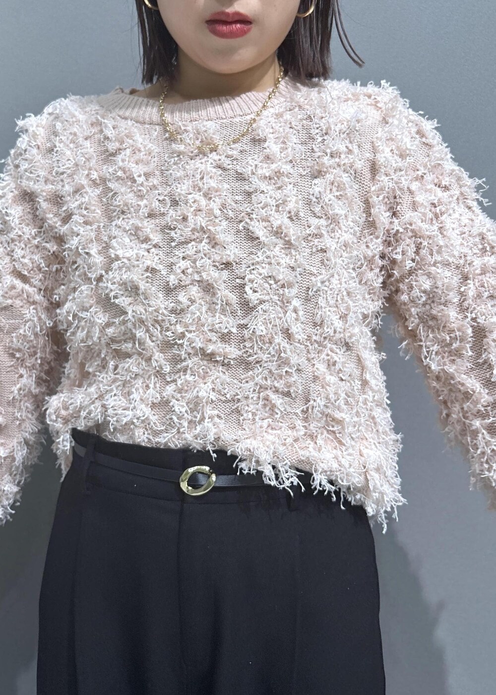 ブラック系のハンドバッグ、ブラック系のローファー、ブラウン系のTシャツ/カットソーを着用したレディースの秋コーディネートの4枚目の写真