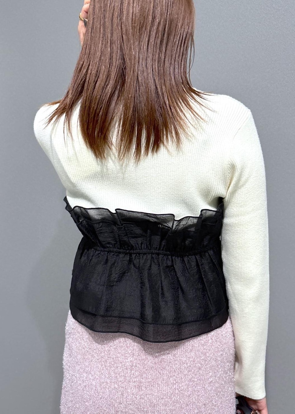 ホワイト系のブーツ、ピンク系のスカート、ホワイト系のニット/セーターを着用したレディースの冬コーディネートの5枚目の写真