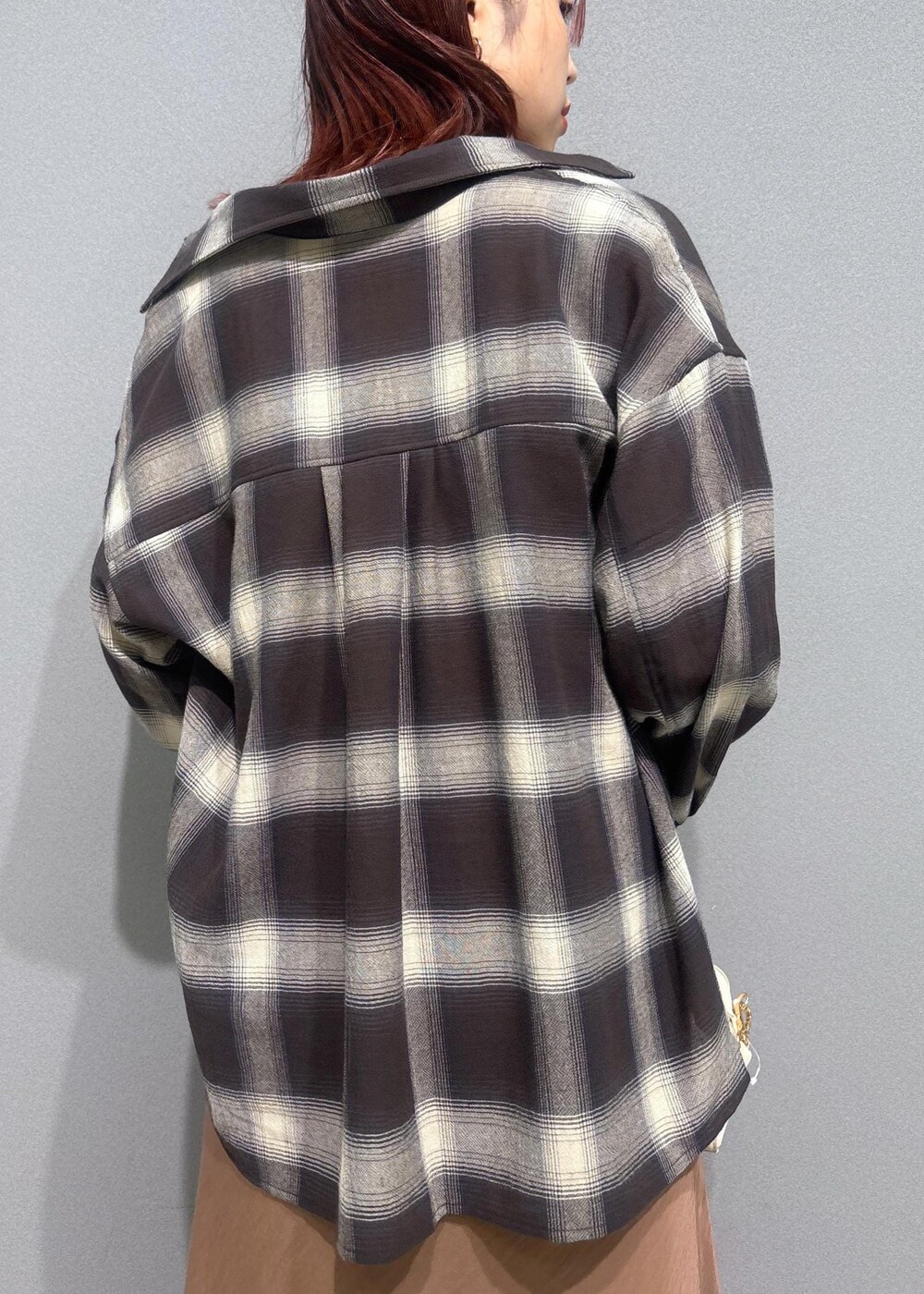 グレー系のタンクトップ、ブルー系のデニムパンツ、ブラウン系のワンピースを着用したレディースの夏コーディネートの6枚目の写真