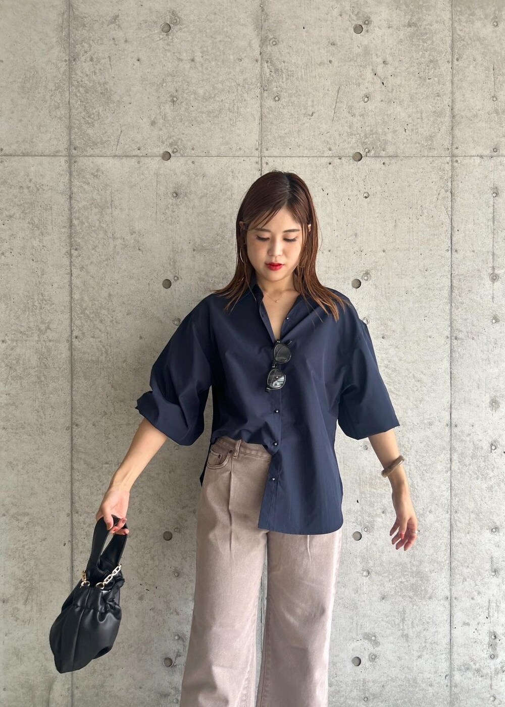 ブルー系のシャツ/ブラウス、ブラック系のハンドバッグ、その他のサンダルを着用したレディースの夏コーディネートの5枚目の写真